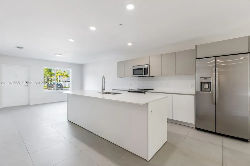 2505 NE 193rd St #4108 Miami, FL 33180