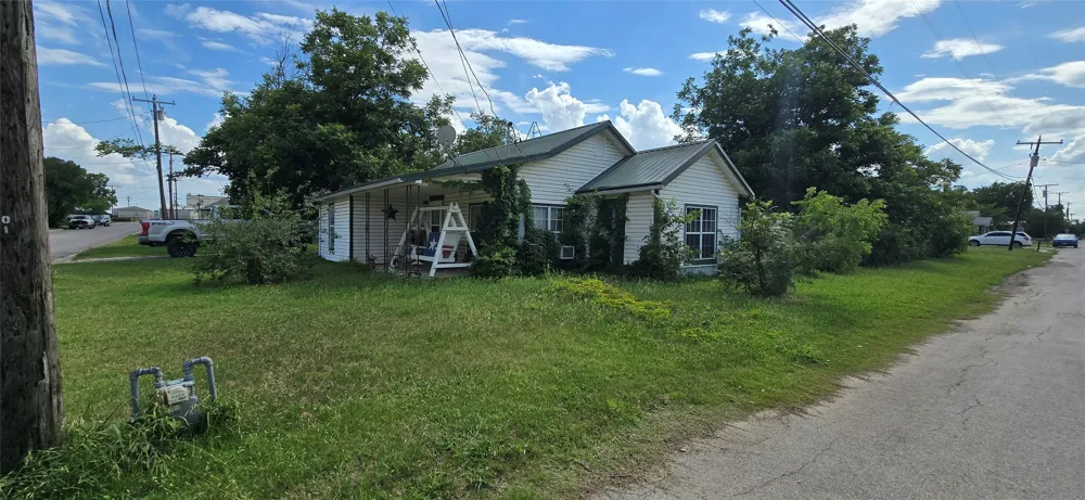 331 5th Street Jacksboro, TX 76458
