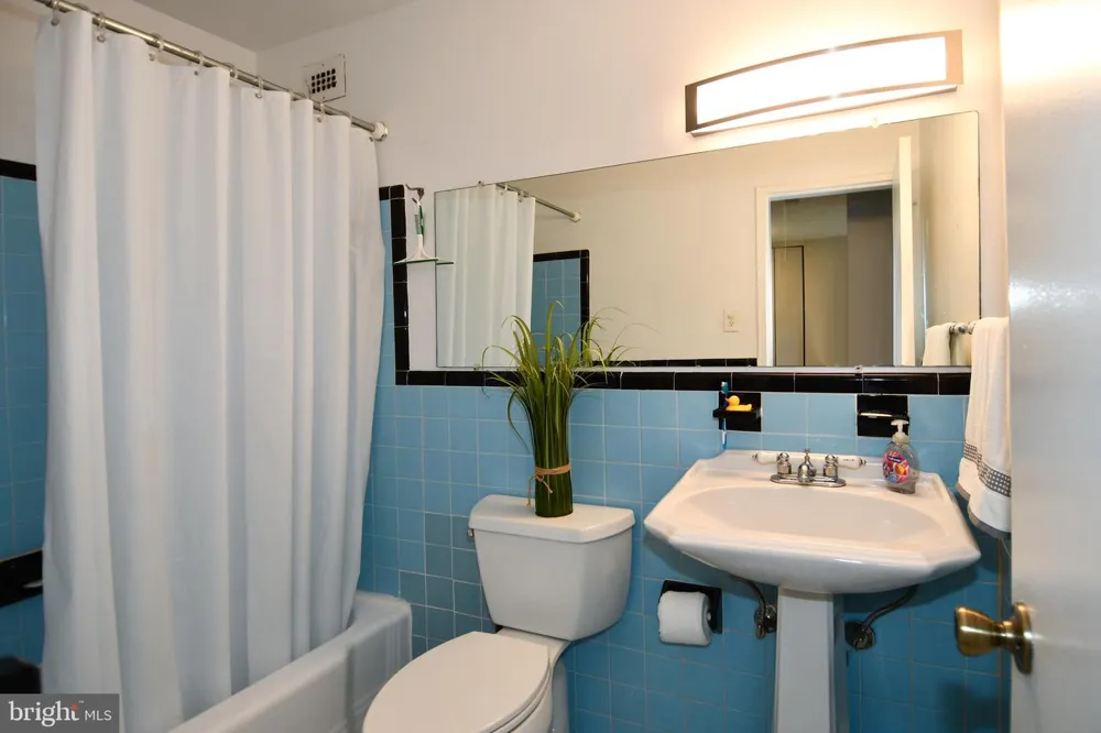 1200 S ARLINGTON RIDGE ROAD #704 Arlington, VA 22202