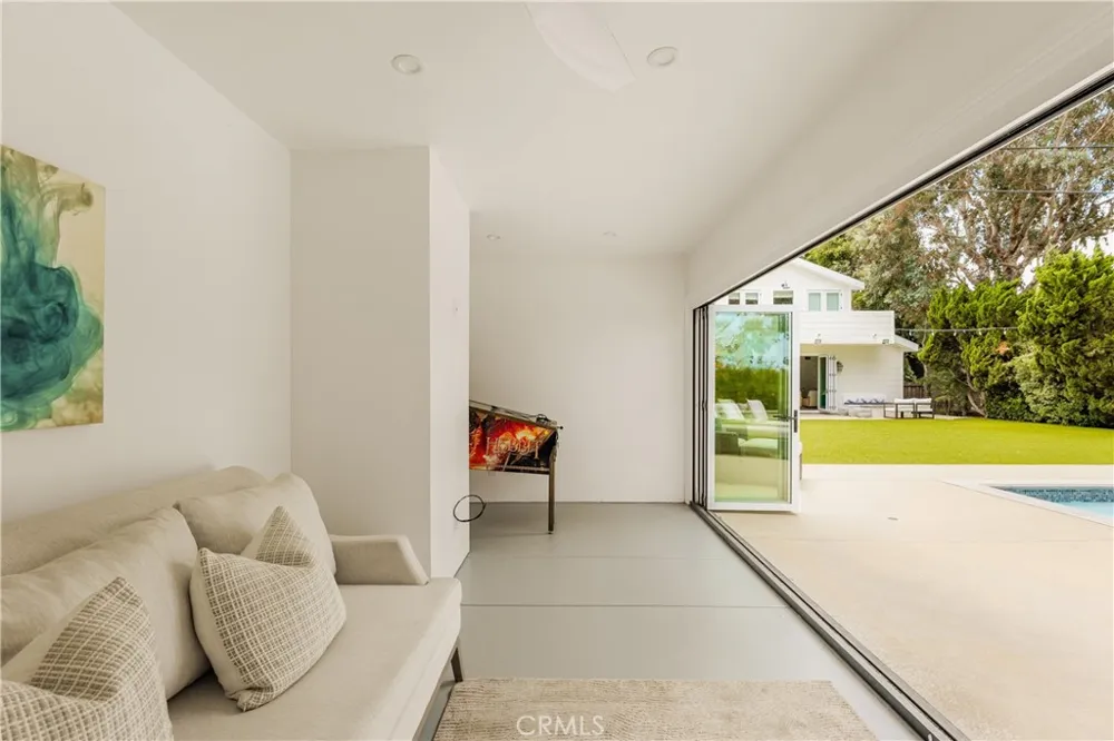 6415 Riggs Los Angeles, CA 90045
