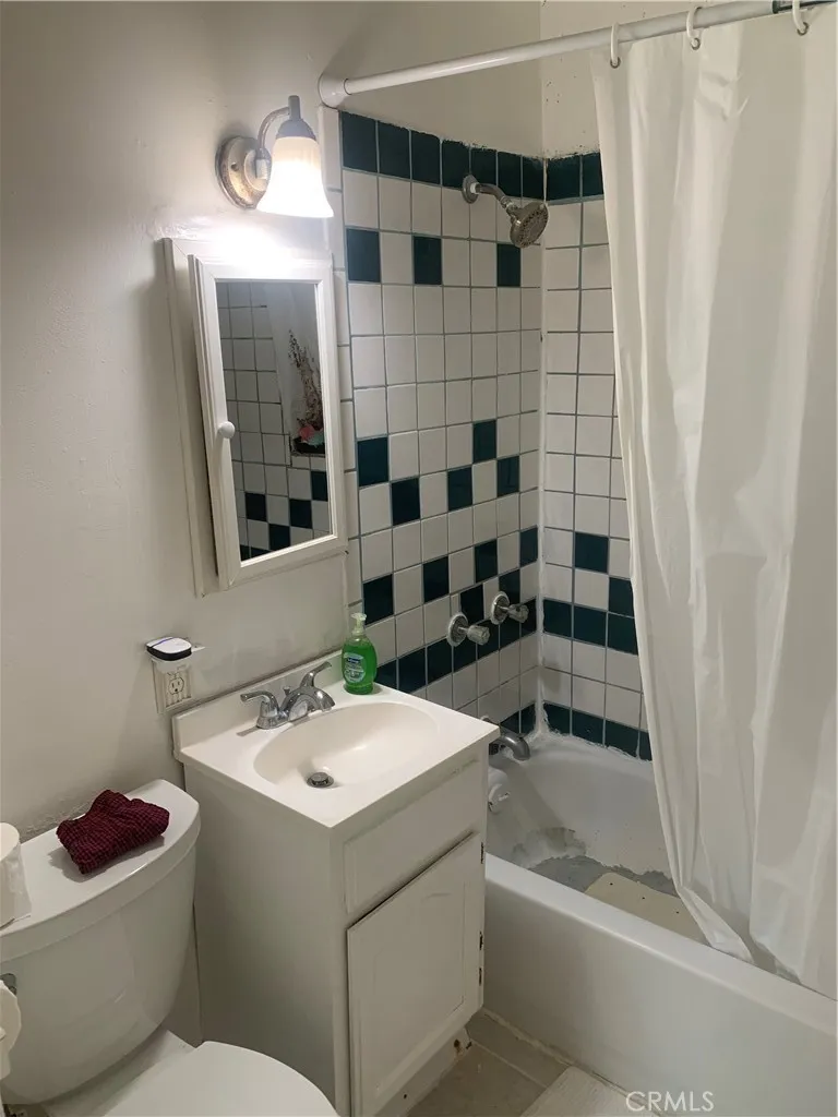 22426 Devlin Hawaiian Gardens, CA 90716