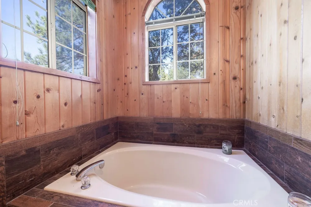 252 Riverside Sugarloaf, CA 92386