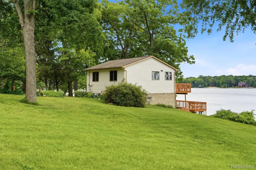 11044 Grand River Avenue Green Oak Township, MI 48116