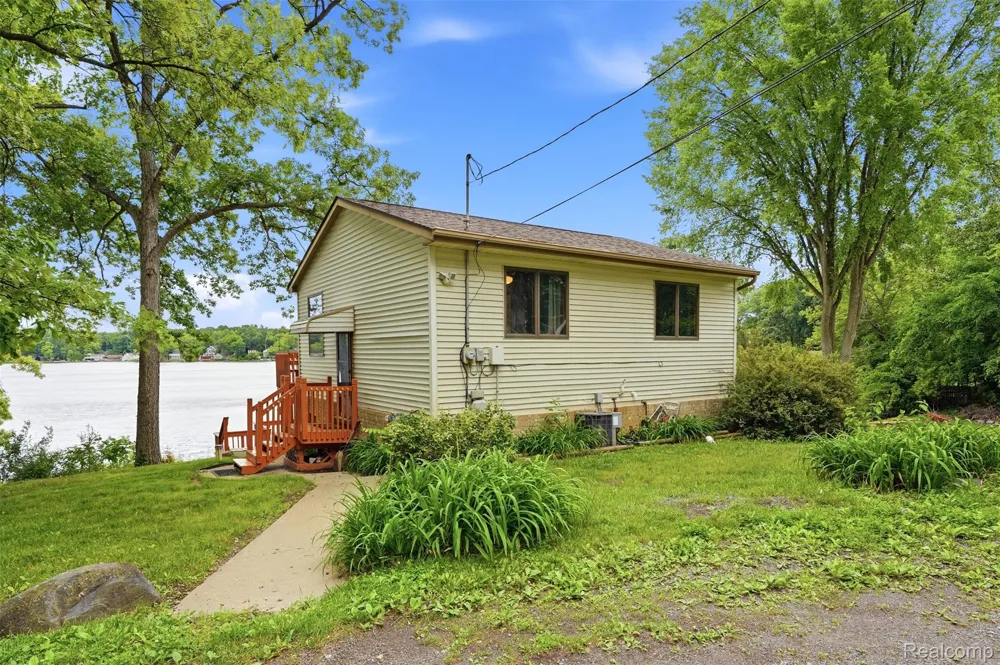 11044 Grand River Avenue Green Oak Township, MI 48116