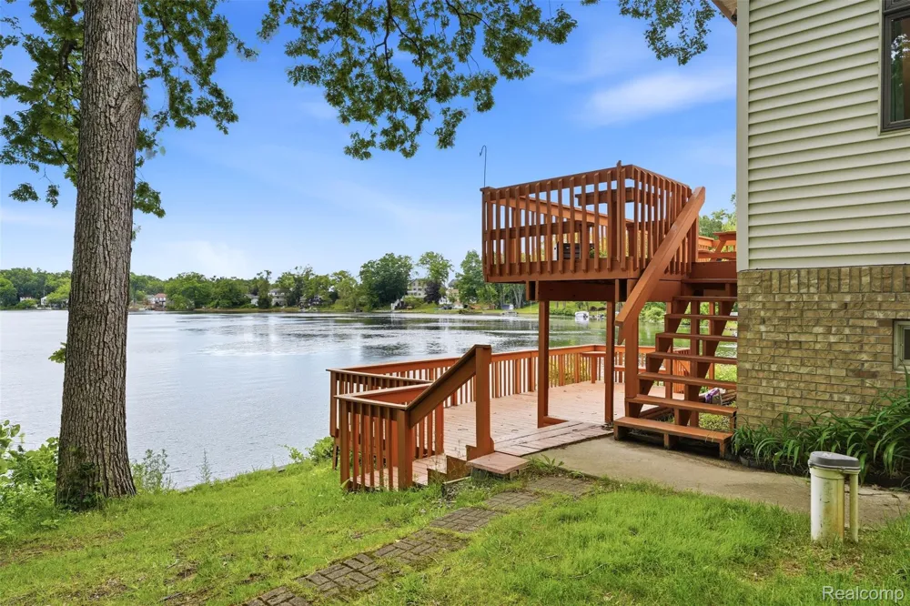 11044 Grand River Avenue Green Oak Township, MI 48116