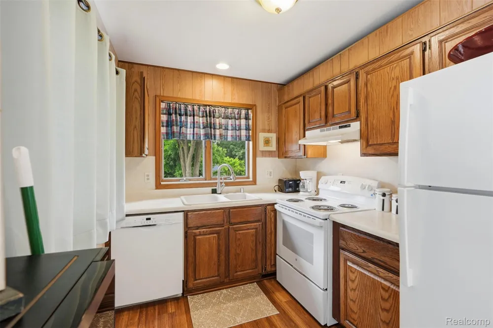 11044 Grand River Avenue Green Oak Township, MI 48116