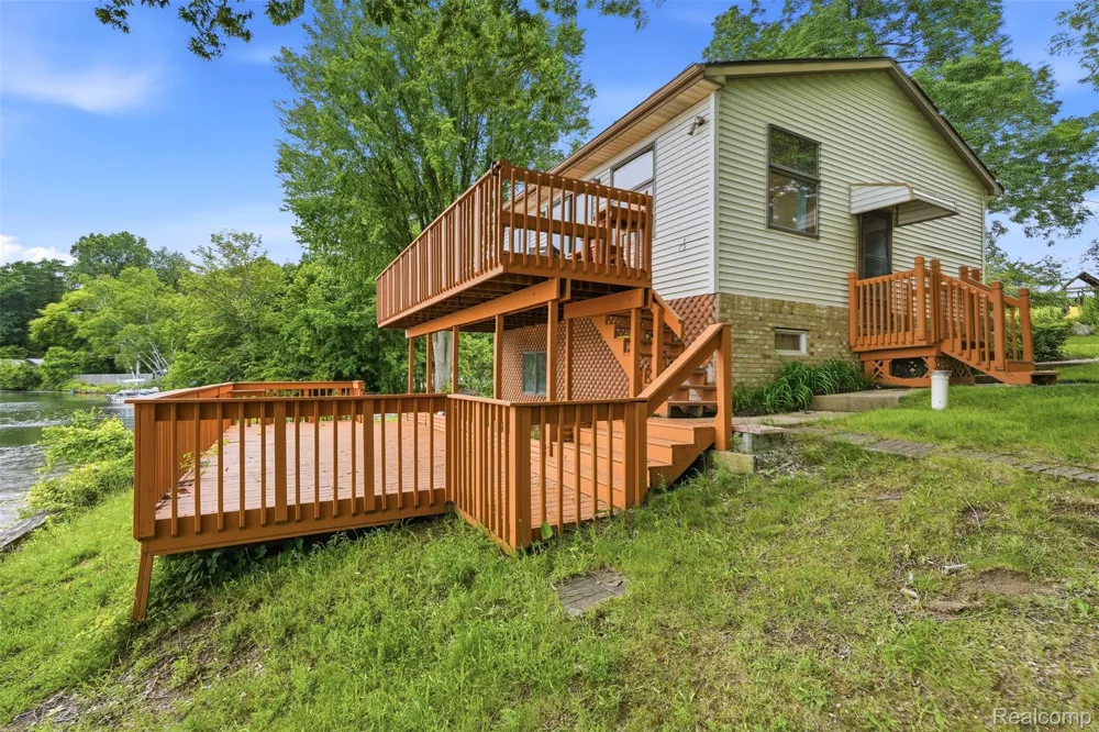 11044 Grand River Avenue Green Oak Township, MI 48116