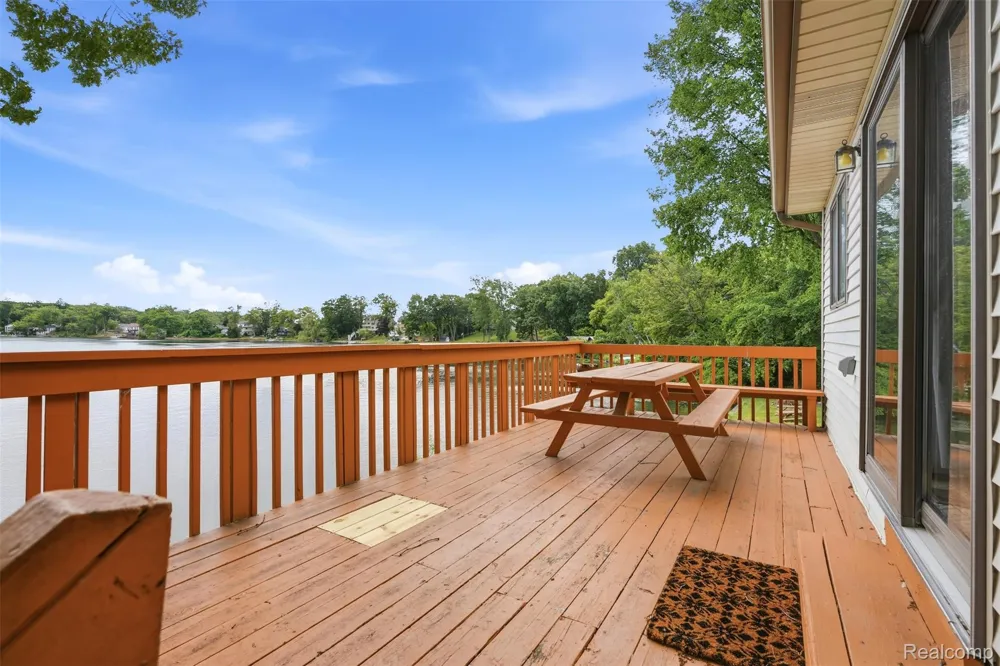 11044 Grand River Avenue Green Oak Township, MI 48116
