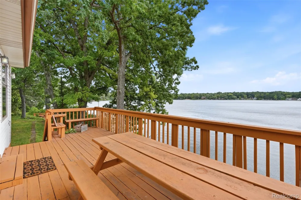 11044 Grand River Avenue Green Oak Township, MI 48116
