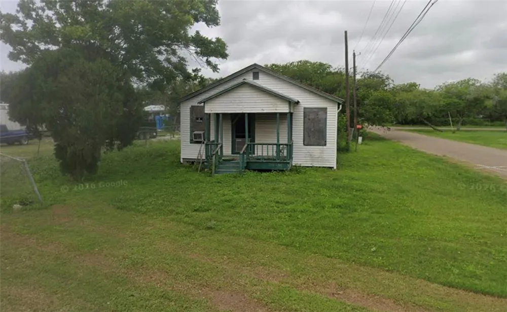 207 San Diego Agua Dulce, TX 78330