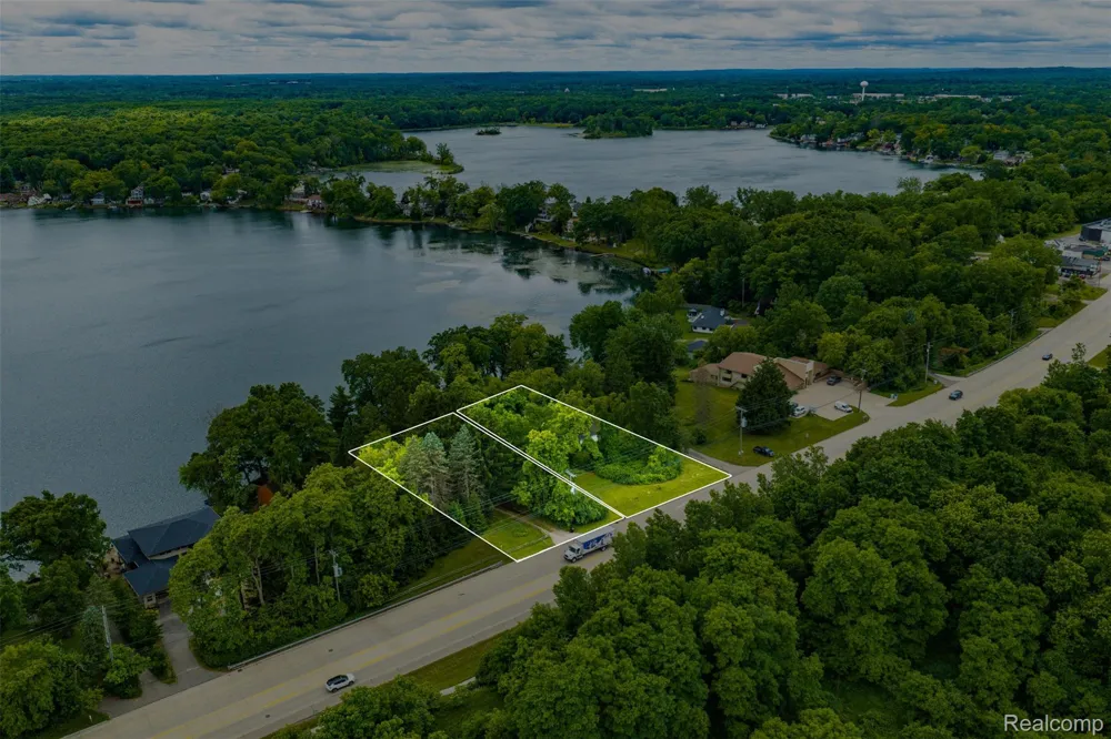 2 Grand River Road Green Oak Township, MI 48116