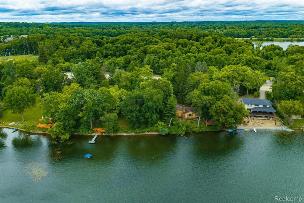 2 Grand River Road Green Oak Township, MI 48116