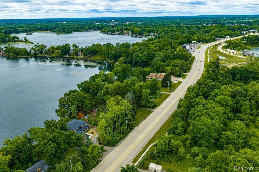 2 Grand River Road Green Oak Township, MI 48116