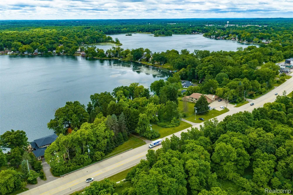 2 Grand River Road Green Oak Township, MI 48116