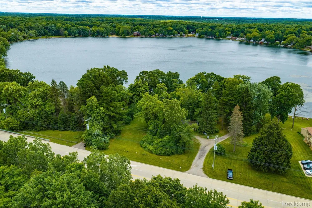 2 Grand River Road Green Oak Township, MI 48116