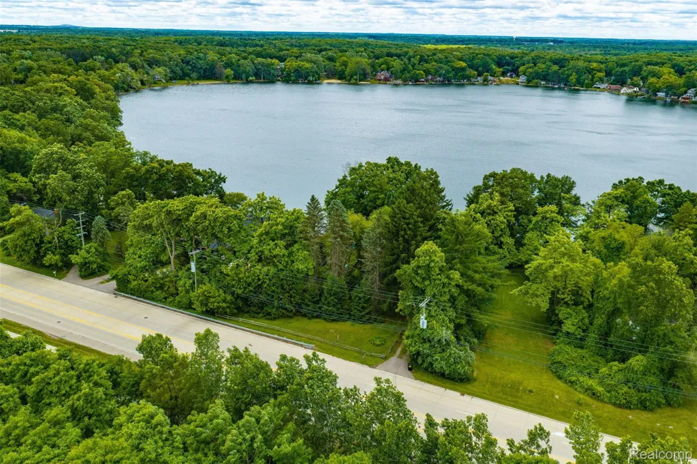 2 Grand River Road Green Oak Township, MI 48116
