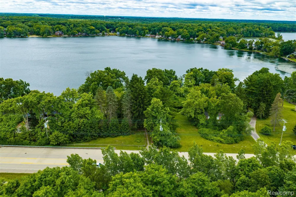 2 Grand River Road Green Oak Township, MI 48116