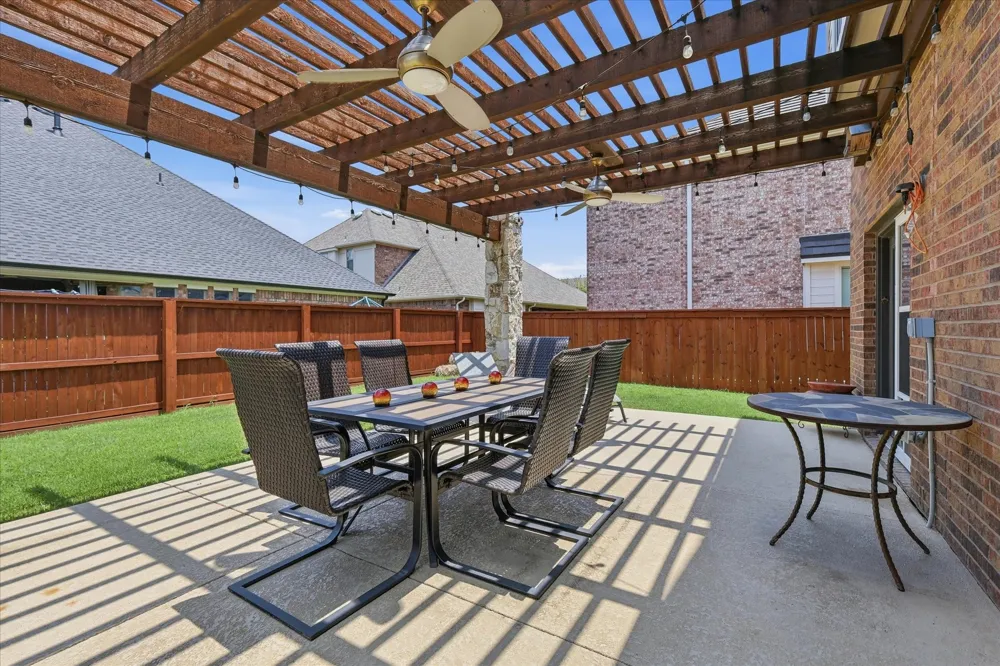 851 Branch Crossing Lantana, TX 76226