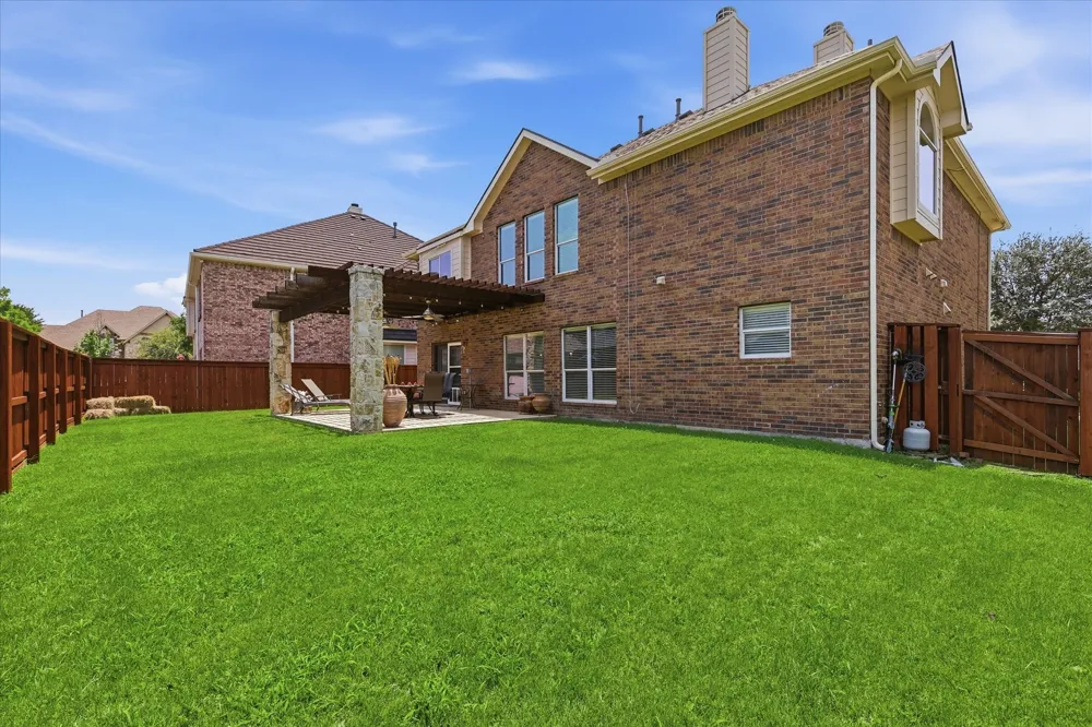 851 Branch Crossing Lantana, TX 76226