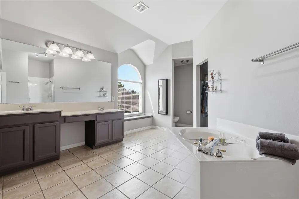 851 Branch Crossing Lantana, TX 76226