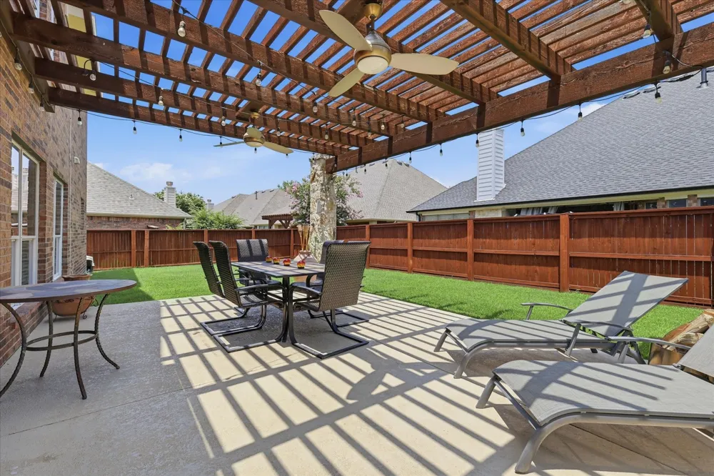 851 Branch Crossing Lantana, TX 76226