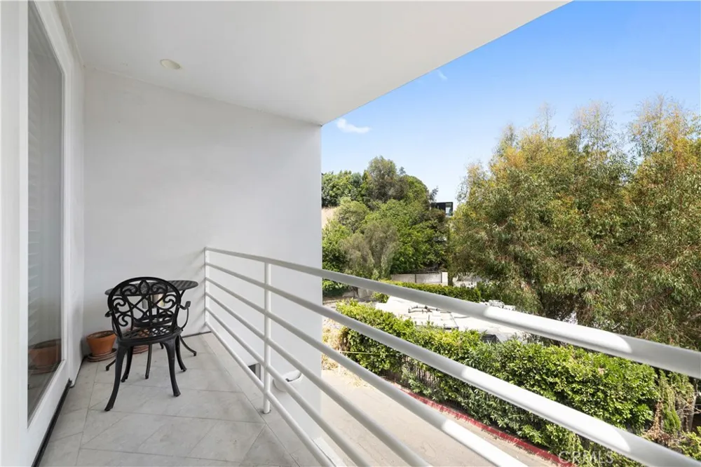 1356 Summitridge Beverly Hills, CA 90210