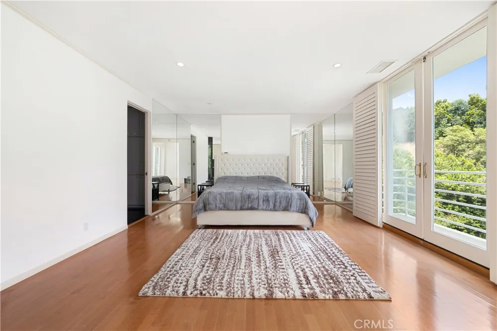 1356 Summitridge Beverly Hills, CA 90210