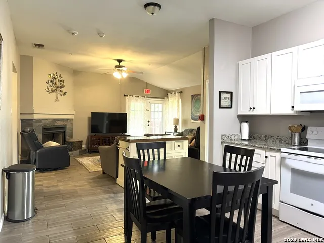 647 CYPRESSGREEN DR San Antonio, TX 78245