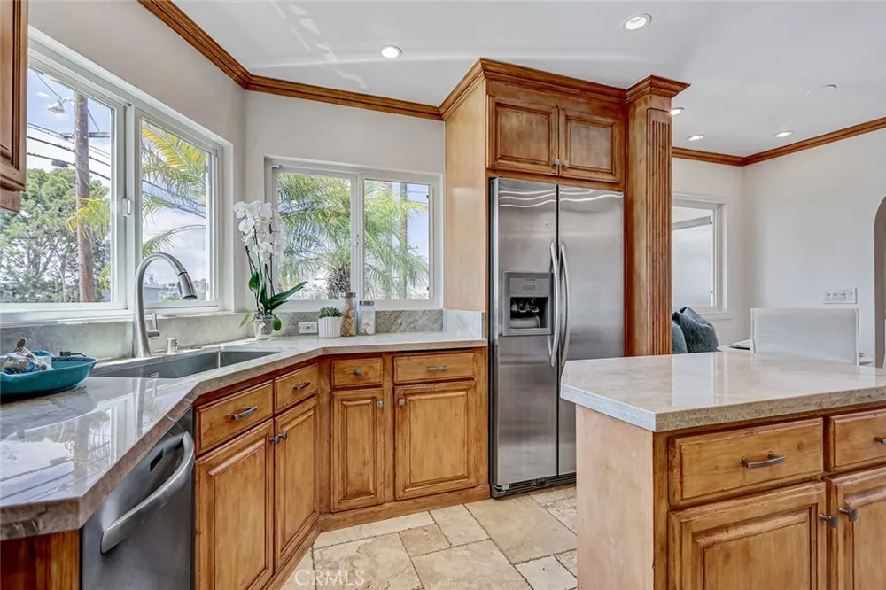 1102 10th Hermosa Beach, CA 90254