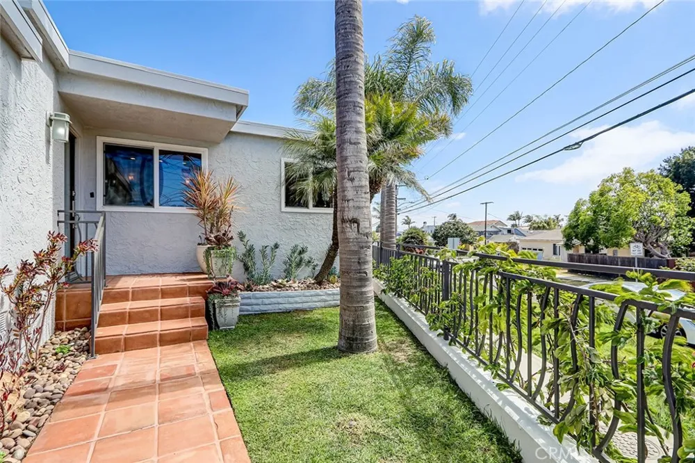 1102 10th Hermosa Beach, CA 90254