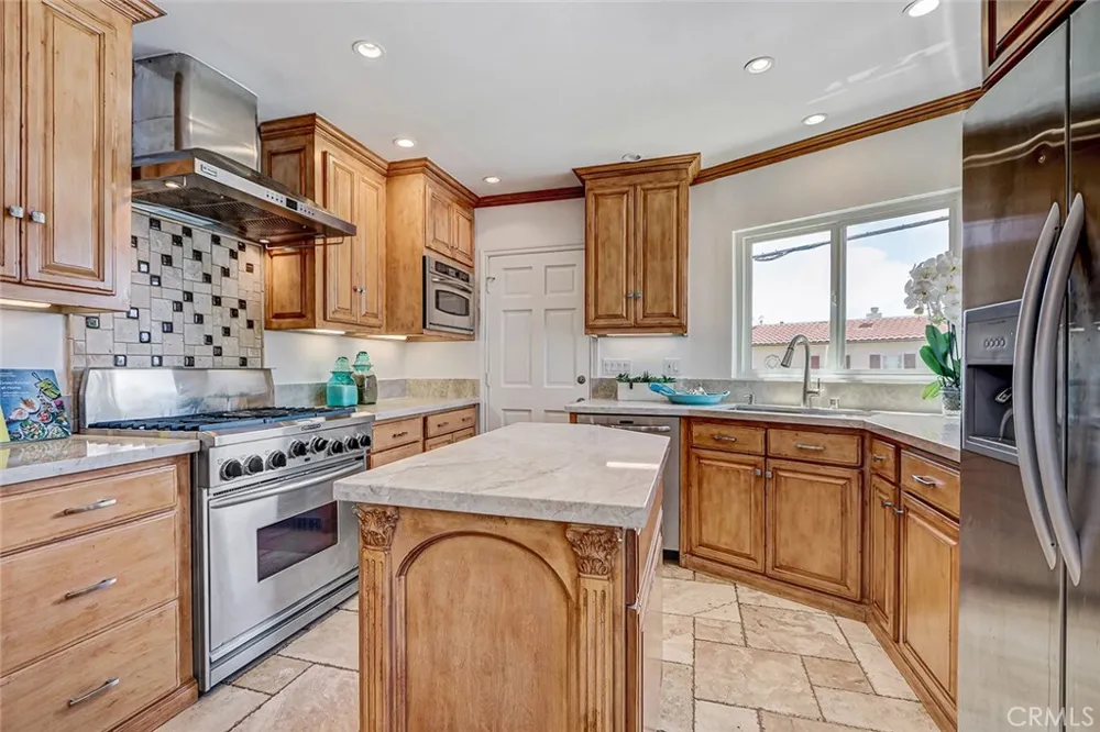 1102 10th Hermosa Beach, CA 90254