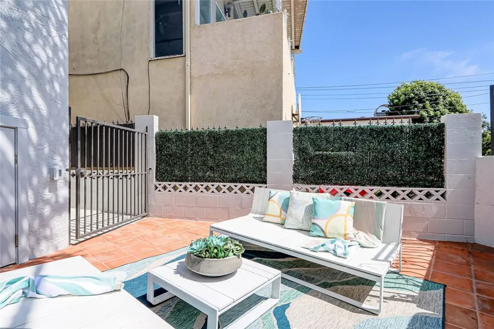 1102 10th Hermosa Beach, CA 90254