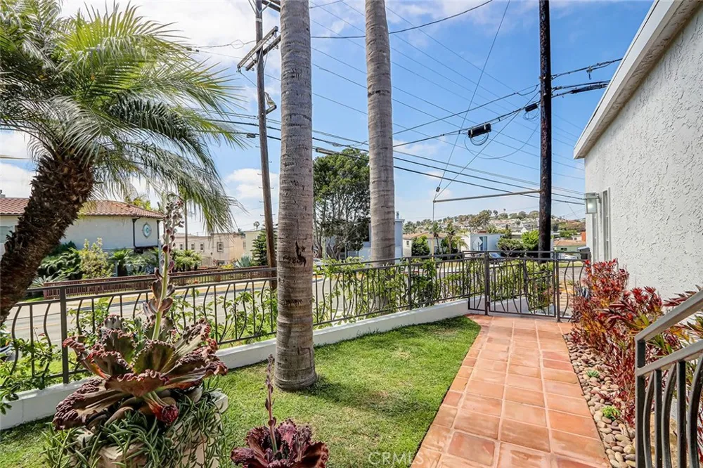 1102 10th Hermosa Beach, CA 90254