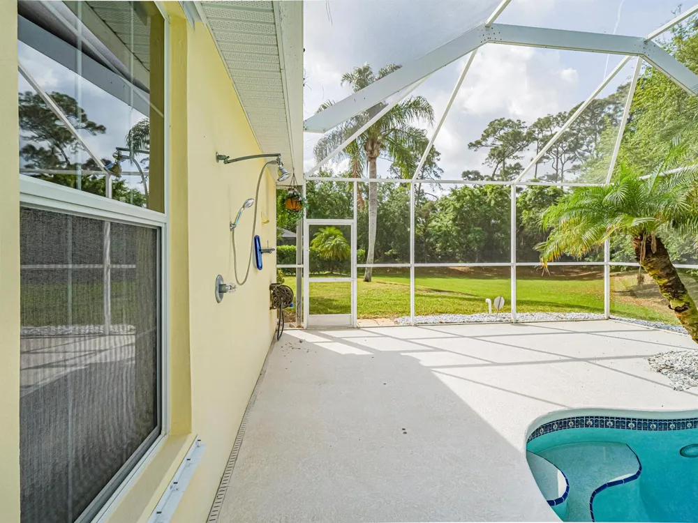 5873 Pine Ridge Circle Vero Beach, FL 32967