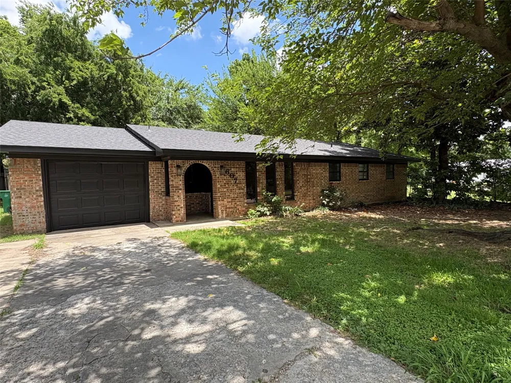 607 S Broad Street St Jo, TX 76265