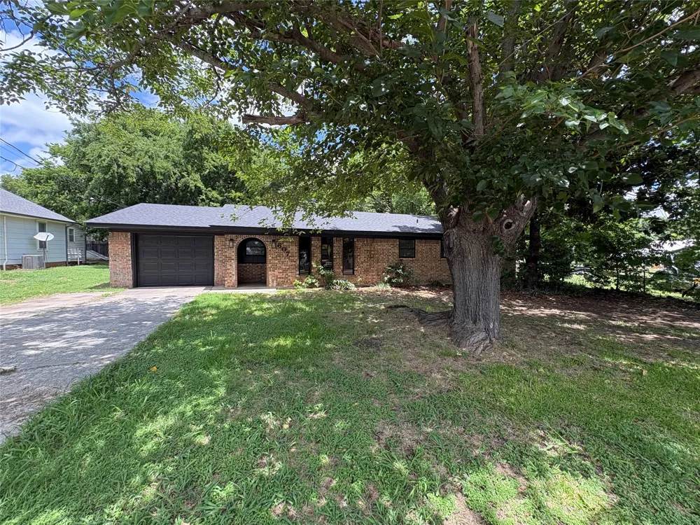 607 S Broad Street St Jo, TX 76265