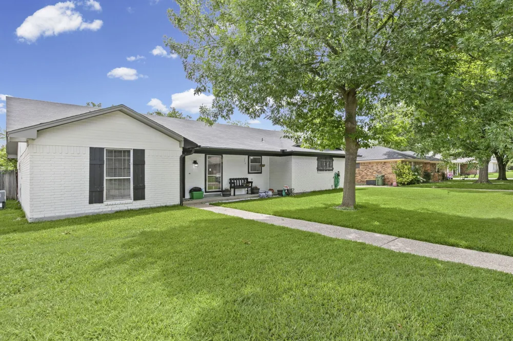 224 Crockett Hewitt, TX 76643