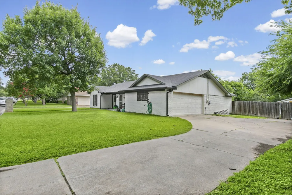 224 Crockett Hewitt, TX 76643
