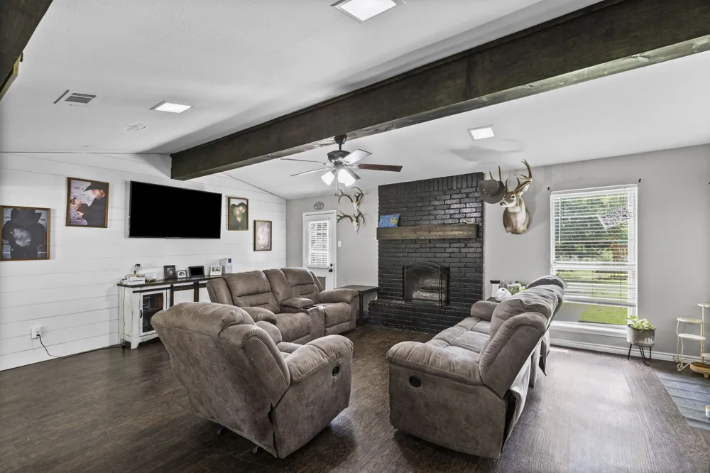 224 Crockett Hewitt, TX 76643