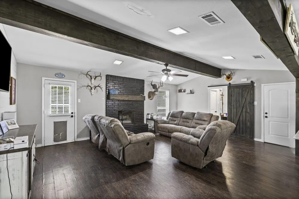 224 Crockett Hewitt, TX 76643