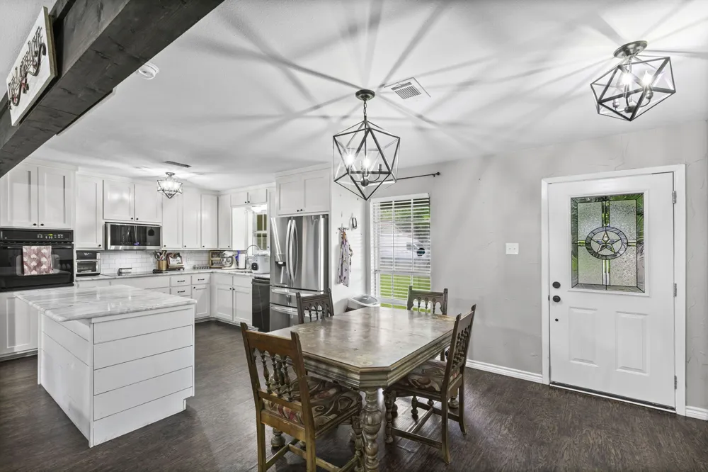 224 Crockett Hewitt, TX 76643