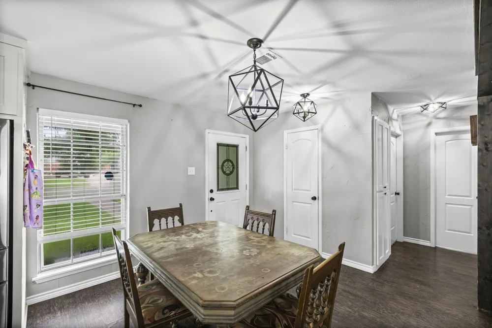 224 Crockett Hewitt, TX 76643