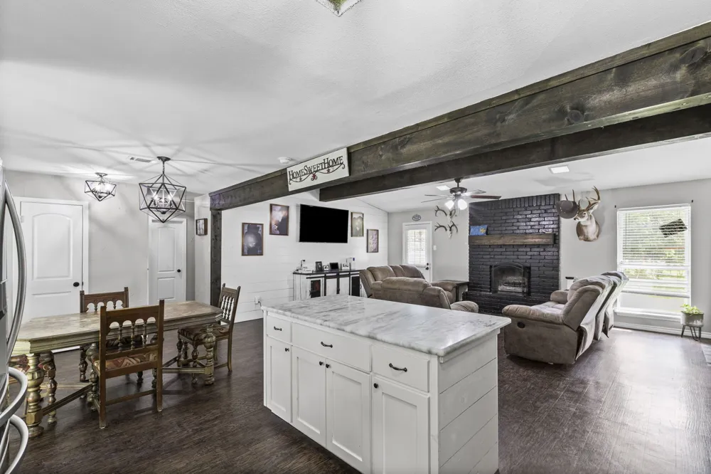 224 Crockett Hewitt, TX 76643