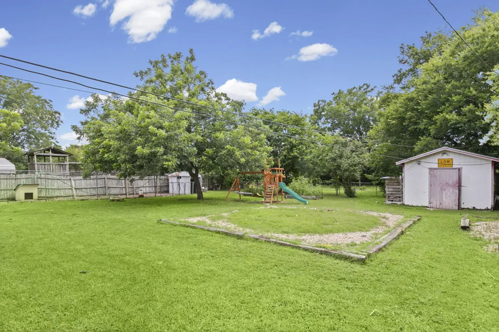 224 Crockett Hewitt, TX 76643