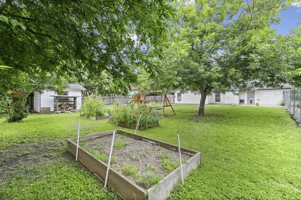 224 Crockett Hewitt, TX 76643