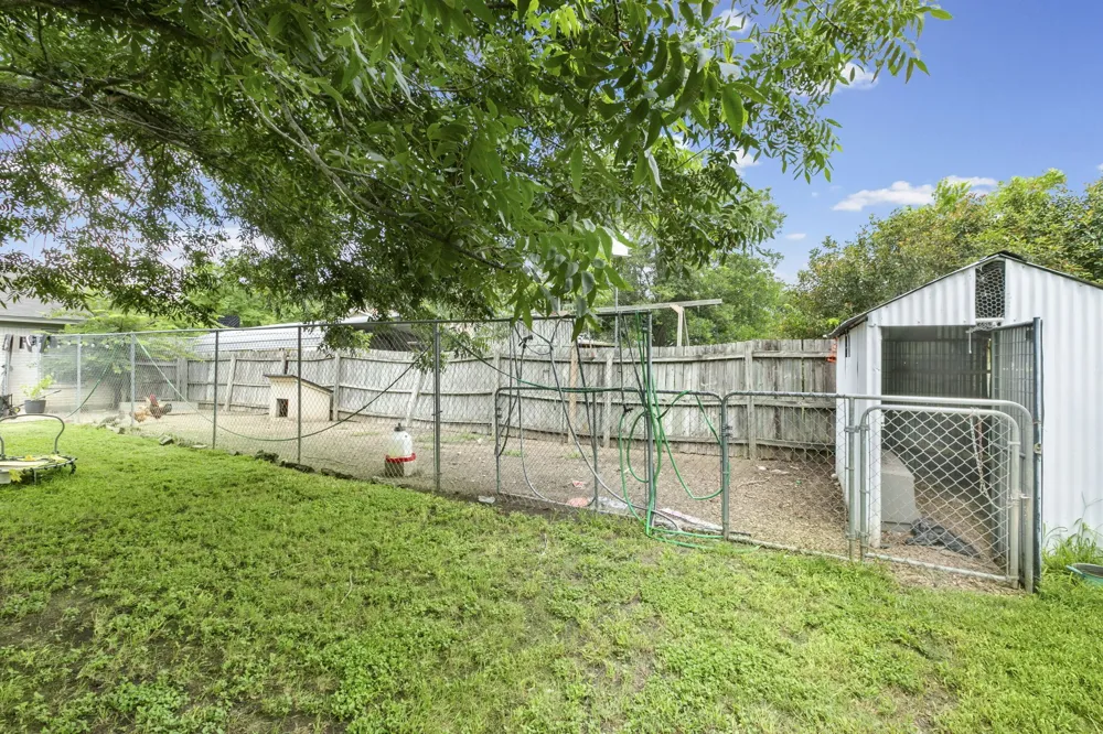 224 Crockett Hewitt, TX 76643