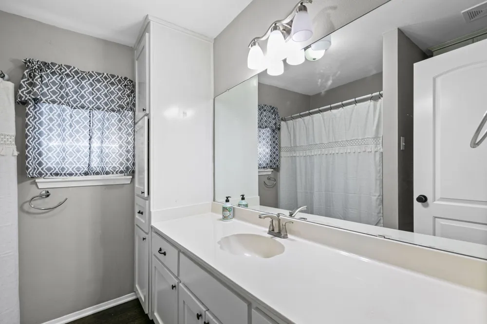 224 Crockett Hewitt, TX 76643