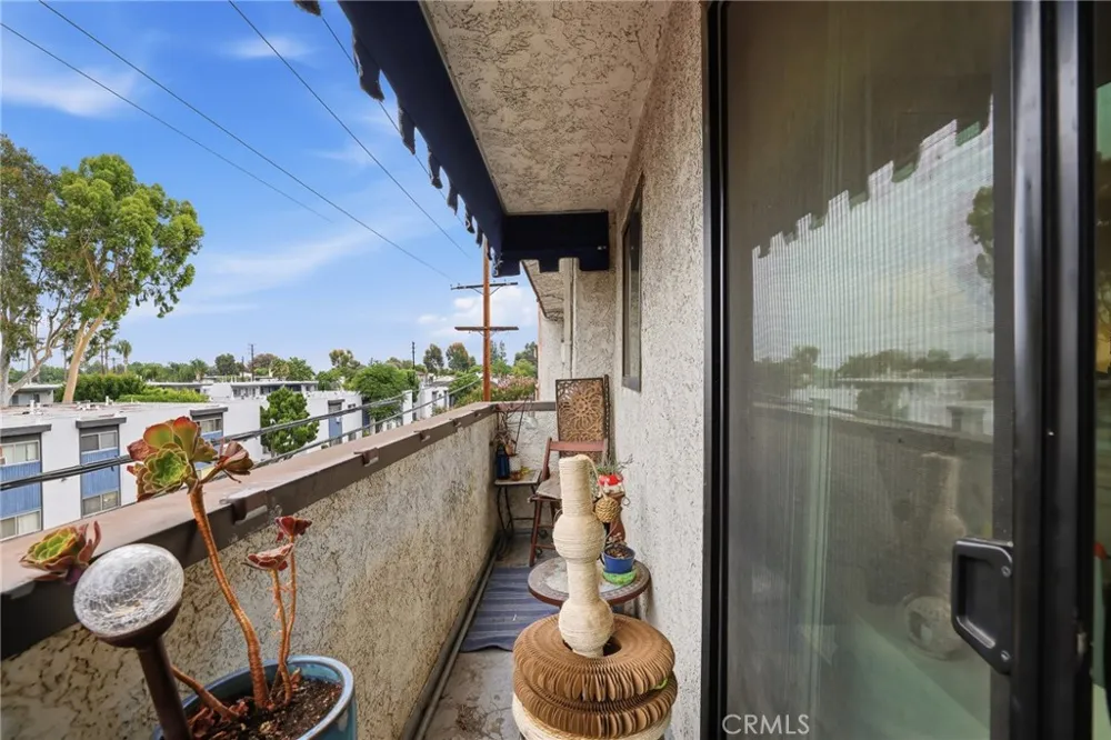 18530 Hatteras Street #337 Tarzana, CA 91356