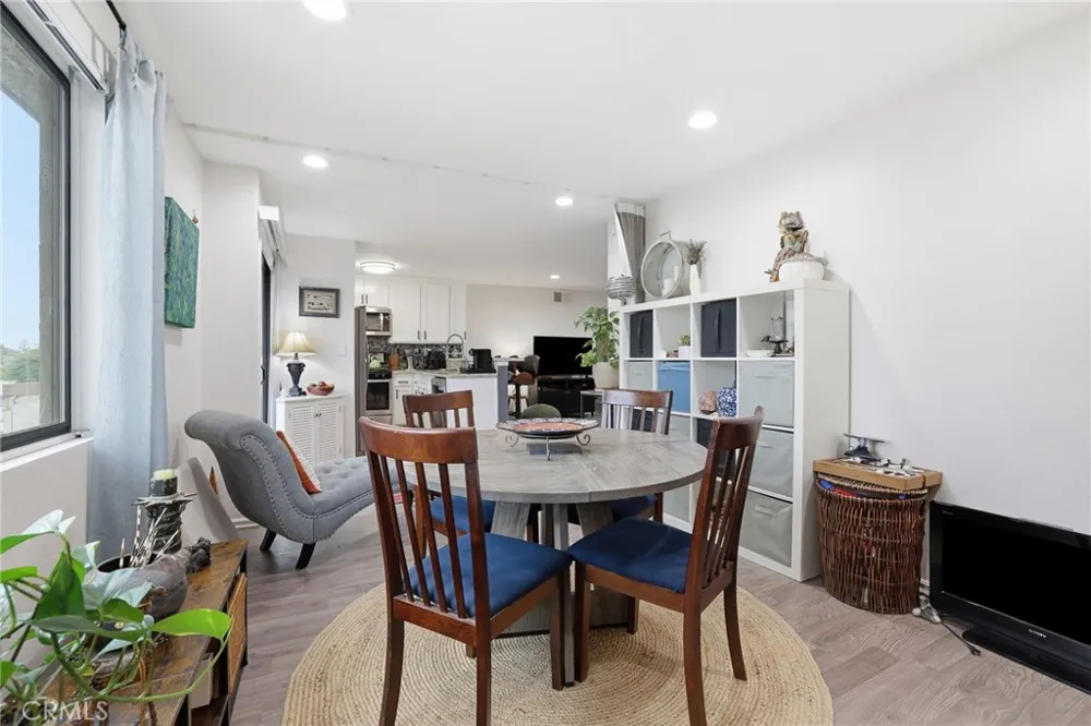 18530 Hatteras Street #337 Tarzana, CA 91356