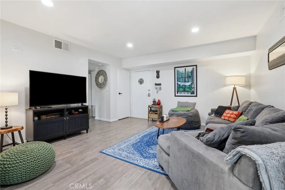 18530 Hatteras Street #337 Tarzana, CA 91356
